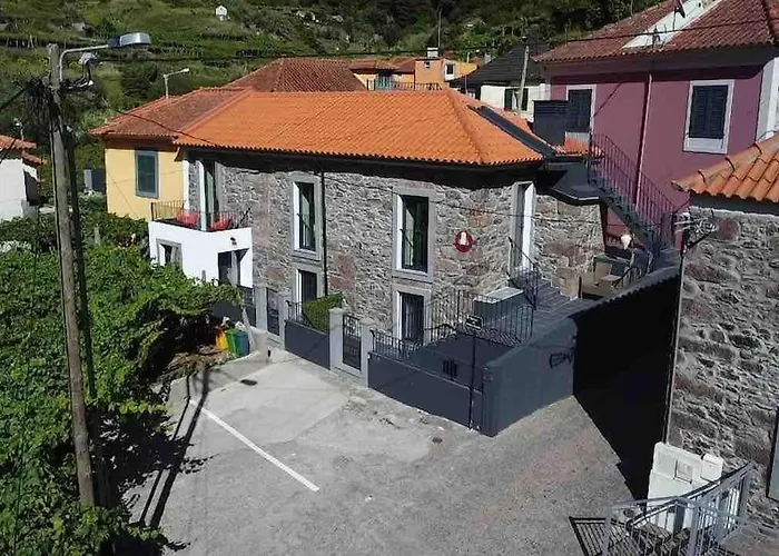 Roots Guesthouse- B